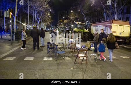 Barcelona, Spanien. Februar 2024. Die Landwirte protestieren gegen die europäische Agrarpolitik. Leute mit Stuhl und Lagerfeuer. Stockfoto