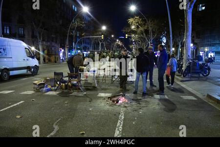 Barcelona, Spanien. Februar 2024. Die Landwirte protestieren gegen die europäische Agrarpolitik. Manche Leute fangen ein kleines Lagerfeuer an. Stockfoto