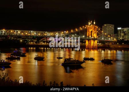 John A Roebling Hängebrücke. Cincinnati Roebling Bridge, Ohio, Skyline. Blick auf den Ohio River von Covington, Kentucky, USA. Lange Blende Stockfoto