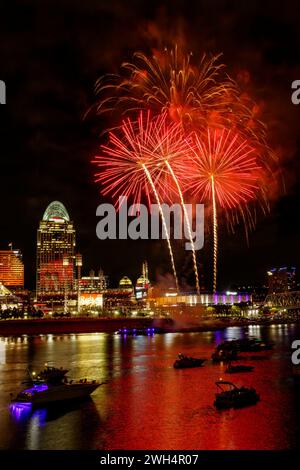 Cincinnati Reds Freitagabend Feuerwerk. Cincinnati, Ohio, Skyline. Cincinnati Reds Baseballschild und Stadion in der Nähe des Zentrums. Blick über den Ohio River Stockfoto