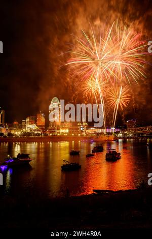 Cincinnati Reds Freitagabend Feuerwerk. Cincinnati, Ohio, Skyline. Cincinnati Reds Baseballschild und Stadion in der Nähe des Zentrums. Blick über den Ohio River Stockfoto