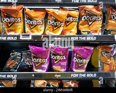 Bild von Taschen mit Dorito-Chips zum Verkauf in Belgrad, Serbien. Doritos ist eine amerikanische Marke von aromatisierten Tortilla-Chips, hergestellt von Frito-Lay, A Wholly Stockfoto