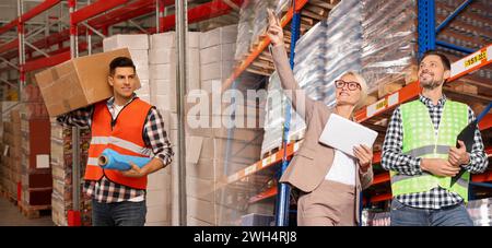 Verteilung. Glücklicher Manager und Mitarbeiter im Lager, doppelte Exposition. Bannerdesign Stockfoto