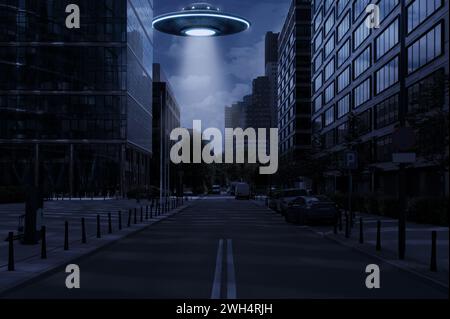 Ein außerirdisches Raumschiff strahlt Licht über Gebäude in der Stadt aus. UFO, außerirdische Besucher Stockfoto