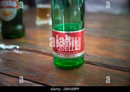 Bild eines Logos der Romerquelle auf einer Flasche stilles Wasser. Romerquelle ist eine Marke für natürliches Mineralwasser, das von Coca-Cola HBC in Österreich hergestellt wird. It Stockfoto