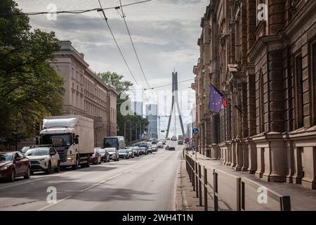 Bild der Krisjana Valdemara iela Straße mit einem Stau. Dieses Bild zeigt einen typischen Tag auf Krisjana Valdemara iela, einem von Rigas geschäftigem mai Stockfoto