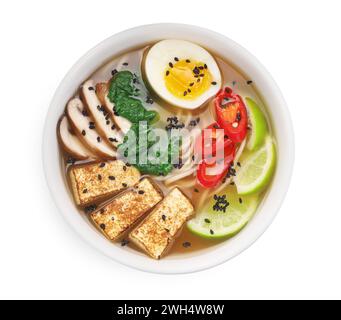 Köstliche vegetarische Ramen in Schüssel isoliert auf weiß, Blick von oben Stockfoto