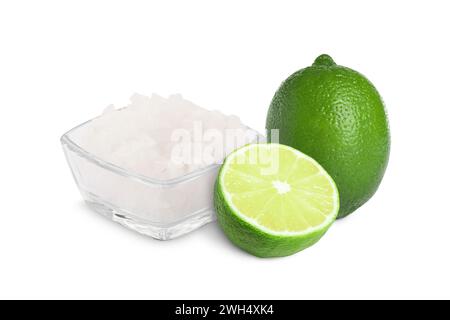 Limes und Salz isoliert auf weiß. Zutaten für Margarita-Cocktails Stockfoto