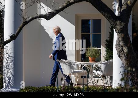 Washington, DC, USA. Februar 2024. US-Präsident Joe Biden verlässt das Weiße Haus für Spendenaktionen in New York City in Washington, DC, USA, am 7. Februar 2024. Der Präsident ignorierte eine geschrieene Frage, ob er mit den Republikanern des Repräsentantenhauses zusammenarbeiten könne. Quelle: Jim LoScalzo/Pool über CNP/dpa/Alamy Live News Stockfoto