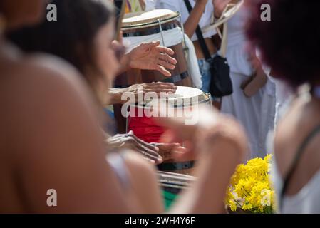 Salvador, Bahia, Brasilien - 2. Februar 2024: Musiker spielen Schlagzeug während einer Party für Iemanja am Strand von Rio Vermelho. Salvador, Bahia. Stockfoto