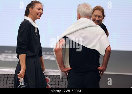 Maria Sharapova und Steffi Graf lachen mit John McEnroe zwischen den Spielen im Hard Rock Live im Seminole Hard Rock Hotel & Casino am 4. Februar 2024 in Hollywood, FL. (Foto: Paul Fong/Image of Sport) Stockfoto