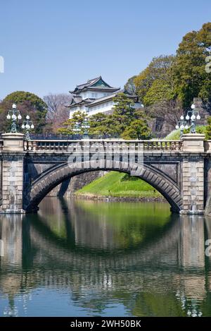 Die Nijubashi-Brücke und der Fujimi-Yagura-Turm am Japanischen Kaiserpalast in Tokio, Japan. Stockfoto