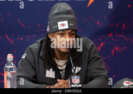 Februar 2024; Las Vegas, NV, USA; Kansas City Chiefs Running Back Isiah Pacheco (10) spricht während der Eröffnung des Super Bowl LVIII im Allegiant Stadium mit den Medien. Obligatorische Gutschrift: Stan Szeto - Image of Sport Stockfoto