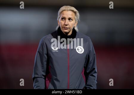 Crawley, Großbritannien. Februar 2024. Carla Ward, Manager von Aston Villa Women, während des Viertelfinales des FA Women’s Continental Tyres League Cup zwischen Brighton & Hove Albion WFC und Aston Villa WFC im Broadfield Stadium in Crawley am 7. Februar 2024. Dieses Bild darf nur für redaktionelle Zwecke verwendet werden. Nur redaktionelle Verwendung. Quelle: Ashley Crowden/Alamy Live News Stockfoto