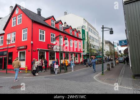 Gewerbegebiet im Zentrum von Reykjavik, Hauptstadt Islands. Geschäftige Straßenszene. Stockfoto