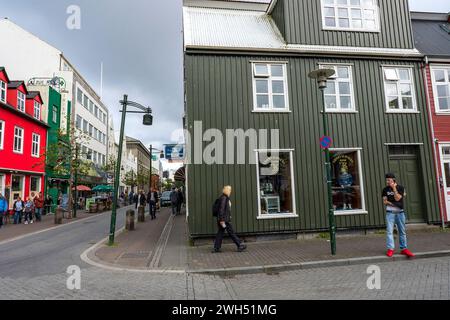 Gewerbegebiet im Zentrum von Reykjavik, Hauptstadt Islands. Geschäftige Straßenszene. Stockfoto