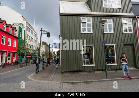 Gewerbegebiet im Zentrum von Reykjavik, Hauptstadt Islands. Geschäftige Straßenszene. Stockfoto