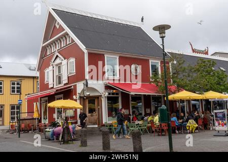 Gewerbegebiet im Zentrum von Reykjavik, Hauptstadt Islands. Geschäftige Straßenszene. Stockfoto