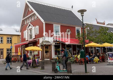 Gewerbegebiet im Zentrum von Reykjavik, Hauptstadt Islands. Geschäftige Straßenszene. Stockfoto