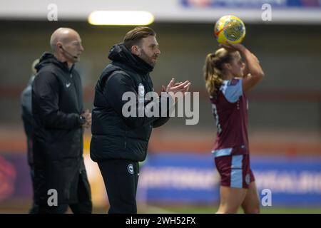 Crawley, Großbritannien. Februar 2024. Mikey Harris Brighton & Hove Albion Women, Interim Women's First Team Head Coach beim Viertelfinalspiel des FA Women’s Continental Tyres League Cup zwischen Brighton & Hove Albion WFC und Aston Villa WFC im Broadfield Stadium in Crawley am 7. Februar 2024. Dieses Bild darf nur für redaktionelle Zwecke verwendet werden. Nur redaktionelle Verwendung. Quelle: Ashley Crowden/Alamy Live News Stockfoto