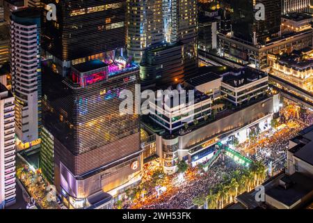 Menschenmassen in Ratchedamri, im Zentrum von Bangkok für Silvesterparty und -Konzert Stockfoto