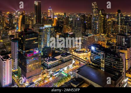 Menschenmassen in Ratchedamri, im Zentrum von Bangkok für Silvesterparty und -Konzert Stockfoto