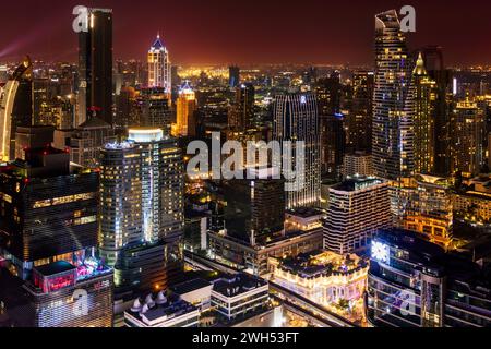 Menschenmassen in Ratchedamri, im Zentrum von Bangkok für Silvesterparty und -Konzert Stockfoto