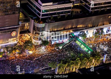 Menschenmassen in Ratchedamri, im Zentrum von Bangkok für Silvesterparty und -Konzert Stockfoto