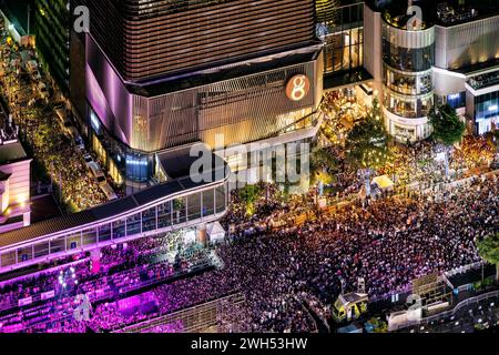 Menschenmassen in Ratchedamri, im Zentrum von Bangkok für Silvesterparty und -Konzert Stockfoto