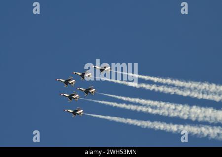 Atlanta, GA, USA, 14. Oktober 2014: US Air Force Thunderbird Jagdjets, die Luftmanöver durchführen und in verschiedenen Formationen während eines Trainings fliegen Stockfoto