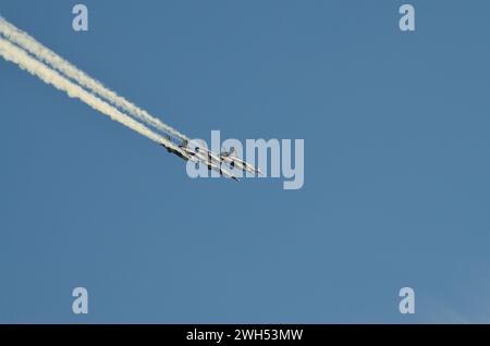 Atlanta, GA, USA, 14. Oktober 2014: US Air Force Thunderbird Jagdjets, die Luftmanöver durchführen und in verschiedenen Formationen während eines Trainings fliegen Stockfoto