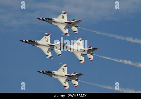 Atlanta, GA, USA, 14. Oktober 2014: US Air Force Thunderbird Jagdjets, die Luftmanöver durchführen und in verschiedenen Formationen während eines Trainings fliegen Stockfoto