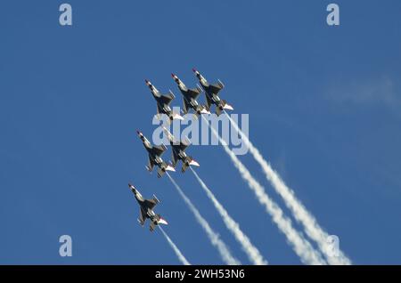 Atlanta, GA, USA, 14. Oktober 2014: US Air Force Thunderbird Jagdjets, die Luftmanöver durchführen und in verschiedenen Formationen während eines Trainings fliegen Stockfoto