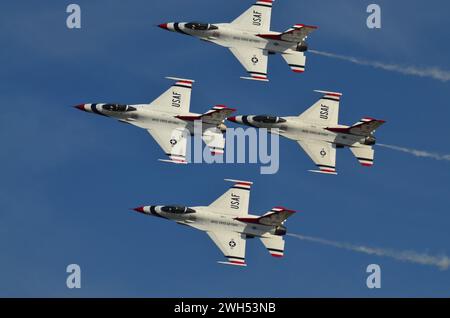 Atlanta, GA, USA, 14. Oktober 2014: US Air Force Thunderbird Jagdjets, die Luftmanöver durchführen und in verschiedenen Formationen während eines Trainings fliegen Stockfoto