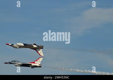 Atlanta, GA, USA, 14. Oktober 2014: US Air Force Thunderbird Jagdjets, die Luftmanöver durchführen und in verschiedenen Formationen während eines Trainings fliegen Stockfoto