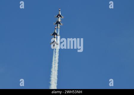 Atlanta, GA, USA, 14. Oktober 2014: US Air Force Thunderbird Jagdjets, die Luftmanöver durchführen und in verschiedenen Formationen während eines Trainings fliegen Stockfoto