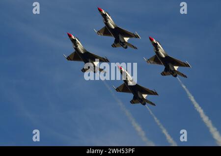 Atlanta, GA, USA, 14. Oktober 2014: US Air Force Thunderbird Jagdjets, die Luftmanöver durchführen und in verschiedenen Formationen während eines Trainings fliegen Stockfoto