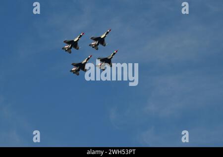 Atlanta, GA, USA, 14. Oktober 2014: US Air Force Thunderbird Jagdjets, die Luftmanöver durchführen und in verschiedenen Formationen während eines Trainings fliegen Stockfoto