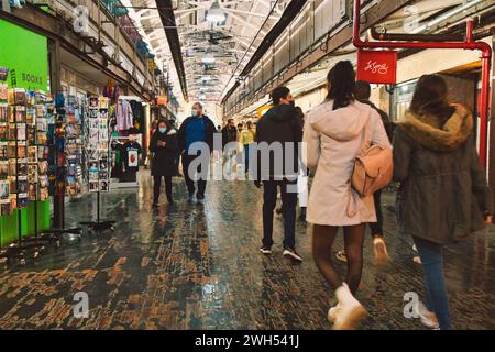 New York City, NY: 21. februar 2022 – Innenansicht des Pappel Chelsea Market mit Einkaufsmöglichkeiten auf dem Markt Stockfoto