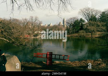 New York City, NY - 19. Februar 2022: Panoramablick auf den Central Park, ein beliebtes Touristenziel, umgeben vom Wolkenkratzer von Manhattan in New York Stockfoto