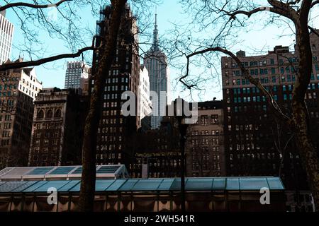 New York City, USA: 20. Februar 2022: Skyline mit Wolkenkratzern und amerikanischem Stadtbild im Bryant Park in Midtown Manhattan, New York, USA. Vereinigte Staaten Stockfoto