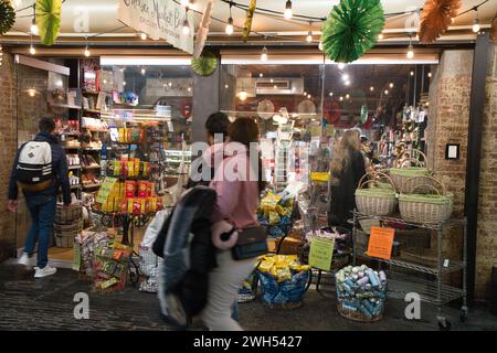 New York City, NY: 21. februar 2022 – Innenansicht des Pappel Chelsea Market mit Einkaufsmöglichkeiten auf dem Markt Stockfoto