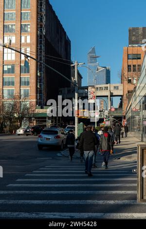 New York City, NY: 20. Februar 2022 - Blick auf das Edge Building und die Skyline vom Chelsea Market in New York City. Stockfoto