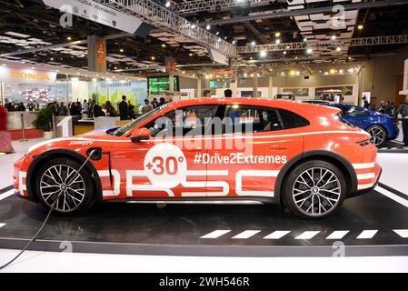 New Delhi - 1. Februar 2024: Porsche Taycan 4s Cross Turismo Car ist auf der Bharat Mobility Global Expo 2024 in New Delhi in Indien zu sehen. Stockfoto