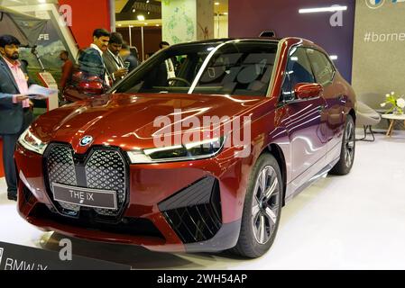 New Delhi - 1. Februar 2024: BMW iX ist auf der Bharat Mobility Global Expo 2024 in New Delhi in Indien zu sehen. Stockfoto