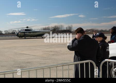 Queens, Usa. Februar 2024. Ein Geheimagente verdeckt sein Ohr, als Marine One in ein neues Aufenthaltsgebiet am John F. Kennedy International Airport in Queens, New York, zieht. Präsident Biden reist am Mittwoch nach New York, um an drei Wahlkampfveranstaltungen teilzunehmen, bevor er ins Weiße Haus zurückkehrt. Quelle: SOPA Images Limited/Alamy Live News Stockfoto