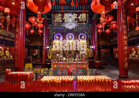 Hauptaltar im Wat Mangkon Kamalawat, größter und bedeutendster buddhistischer Mahayana-Tempel in Bangkok, der thailändische und chinesische Architekturstile vereint Stockfoto