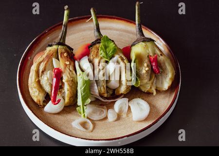 Verbrannte Auberginen, eine vielseitige Zutat für Gourmetgerichte und das tägliche Kochen. Stockfoto