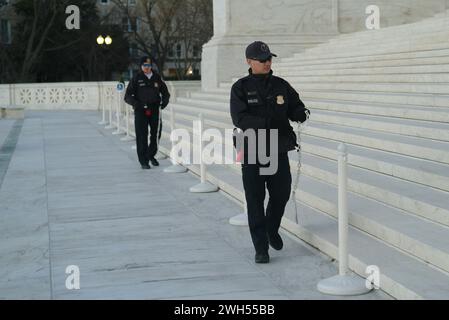 Washington, DC, USA. Februar 2024. Die Polizei errichtete Sicherheitsbarrieren vor dem Obersten Gerichtshof, bevor mündlich Argumente für die Berufung des ehemaligen Präsidenten Donald Trump gegen die Ausweisung des 14. Zusatzartikels in Colorado eingelegt wurden. Quelle: Philip Yabut/Alamy Live News Stockfoto