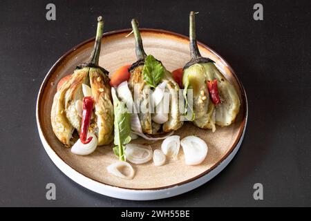 Verbrannte Auberginen, eine vielseitige Zutat für Gourmetgerichte und das tägliche Kochen. Stockfoto